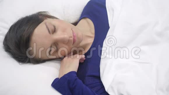患有压力和头痛的西班牙裔妇女躺在床上视频的预览图