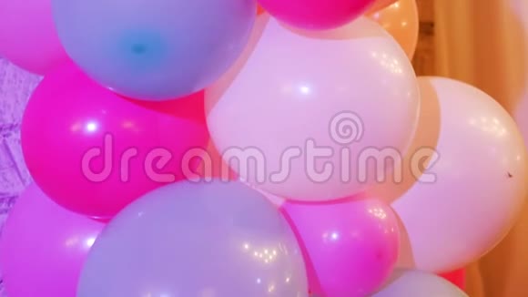 一堆五颜六色的气球视频的预览图