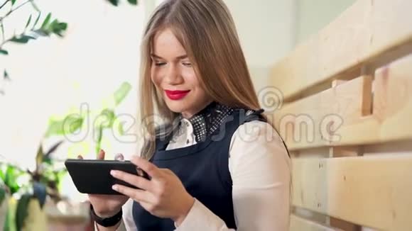 一位可爱的女士看着手机上社交网络上的照片视频的预览图