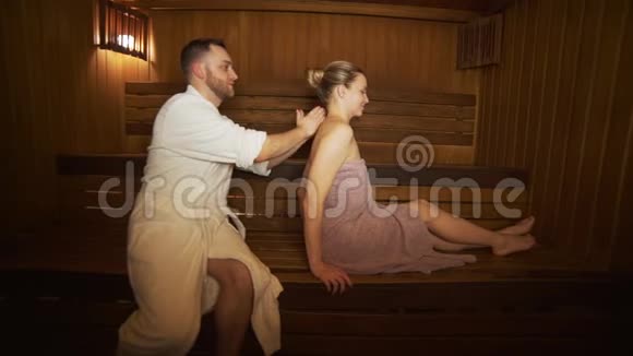 男人在桑拿沐浴中做背部和颈部按摩美女视频的预览图