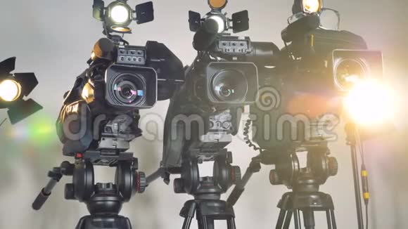 三个摄像机在大看台上的低近景视频的预览图