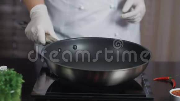 准备煮锅把油倒入煎锅视频的预览图