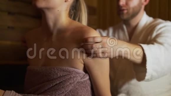 男人在桑拿沐浴中做背部和颈部按摩美女视频的预览图