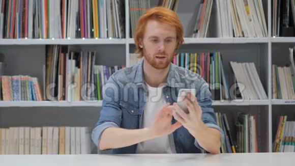 网上视频聊天智能手机放松红发男子视频的预览图