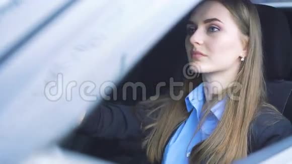 漂亮的女士坐在车里看着镜子补了4K视频的预览图