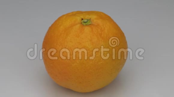 橙色的普通话在白色背景上滴露中旋转视频的预览图