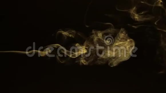 黄色的烟雾在黑色的背景上变成烟雾泡视频的预览图
