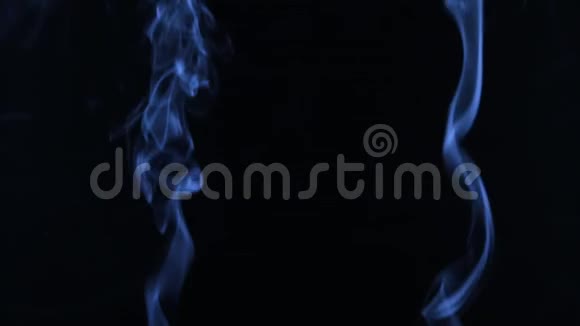 两股蓝色的烟雾在黑色的背景上变成了烟雾视频的预览图