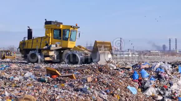 垃圾填埋车将垃圾场的第一个垃圾层铲平视频的预览图