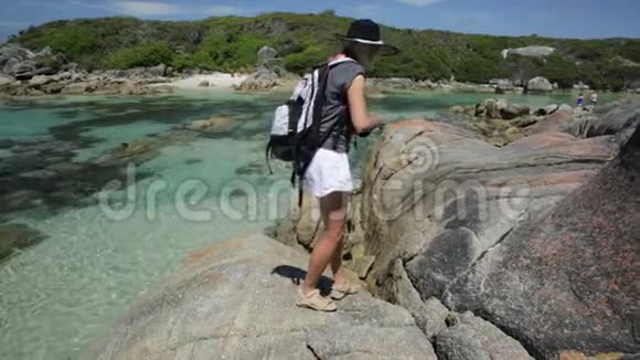 澳大利亚麦德菲湾的女人视频的预览图