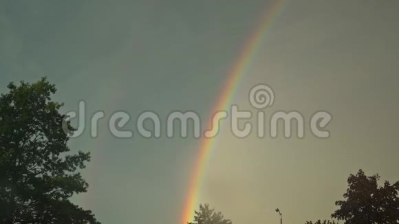 日落时分天空中的彩虹视频的预览图