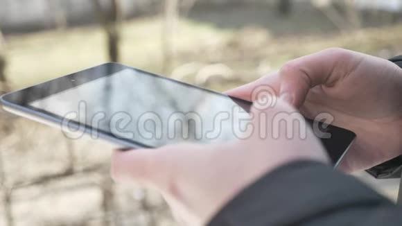 男性手使用平板电脑短信打字信息概念户外60fps视频的预览图