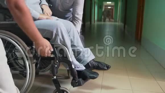 人们把残疾人带到轮椅上无法进入的环境中视频的预览图