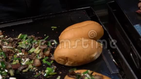 慢动作小贩用钢烤架烹制台湾猪肉夜间市场视频的预览图