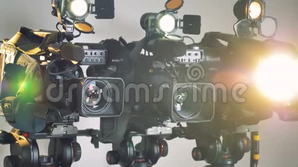 三个工作摄像机在一个慢速旋转镜头视频的预览图