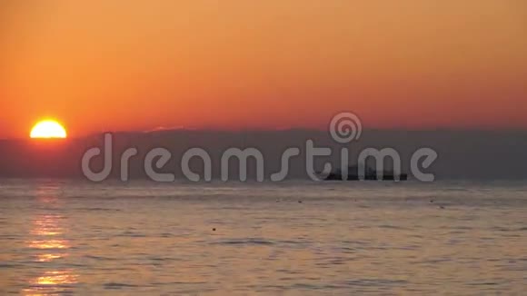 日落时海平线上的那艘船视频的预览图