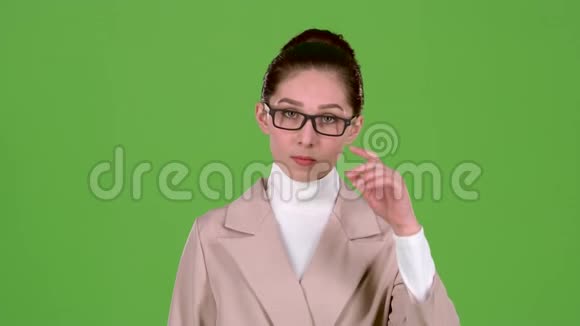 女商人纠正眼镜对下属生气绿色屏幕视频的预览图