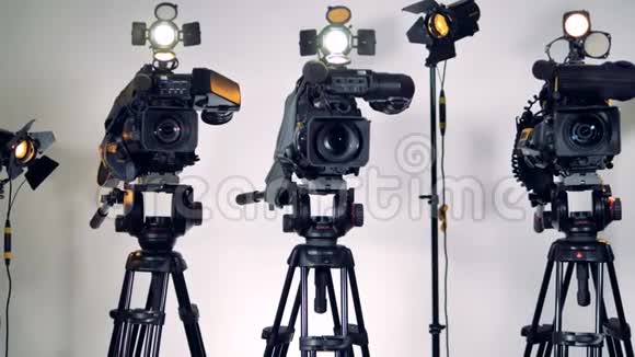 三个专业的摄像机带有闪光灯扩散器视频的预览图