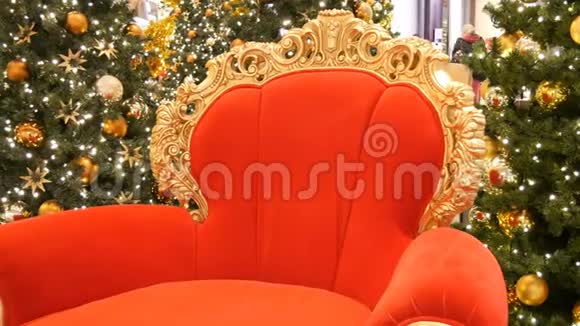 圣诞老人或圣尼古拉的红椅在商场圣诞树附近圣诞装饰购物中心视频的预览图