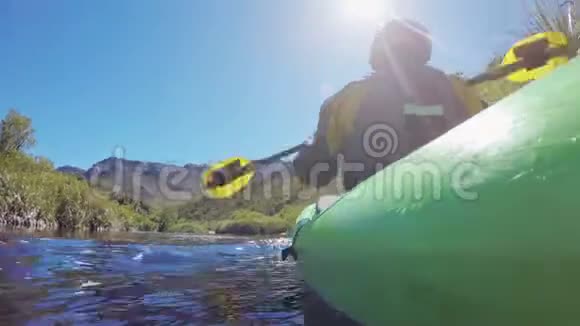 女子皮划艇在湖边4k视频的预览图