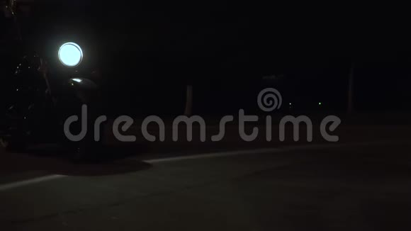 人们骑着摩托车穿过夜城视频的预览图