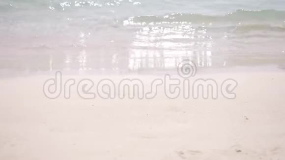 柔软的海浪在沙滩上特写透明水和白沙视频的预览图