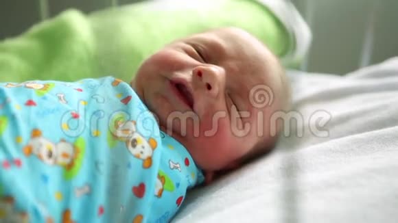 在妇产医院睡觉的新生儿男孩偏航视频的预览图