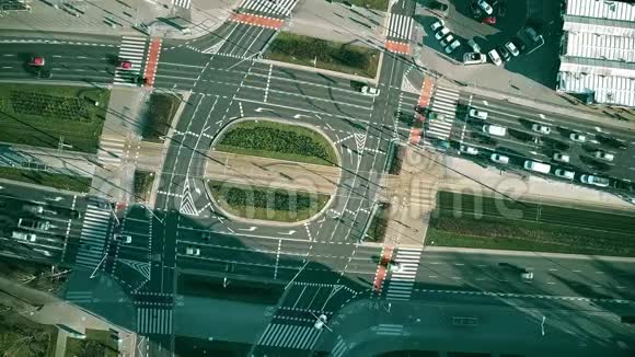 大交叉路口道路交通的高空俯视时间间隔视频的预览图