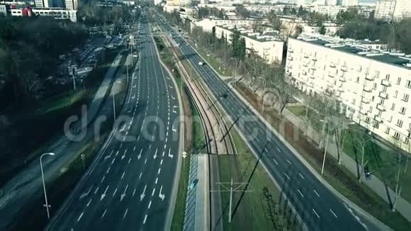 波兰华沙主要街道的空中旅行镜头视频的预览图