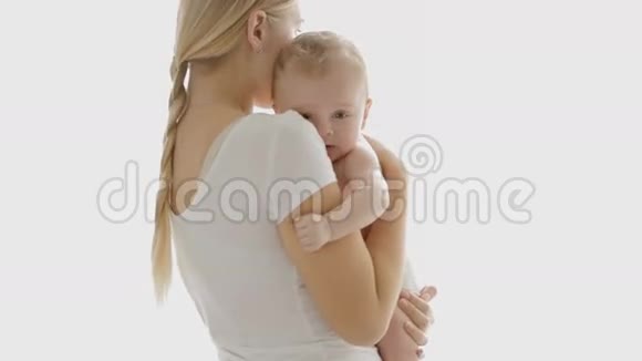 快乐的年轻母亲和她的小男孩站在大窗户前白人背景的人视频的预览图