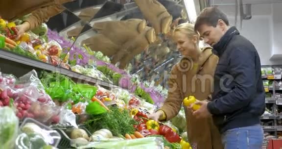 男人和女人买新鲜蔬菜视频的预览图