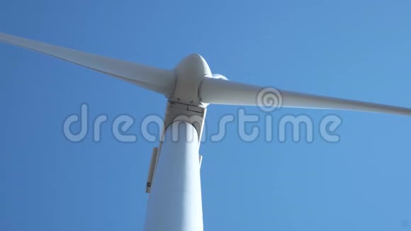 工作风力涡轮机对抗晴朗的天空视频的预览图