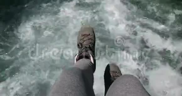 双脚跨水河坐在桥边旅游生活方式概念视频的预览图