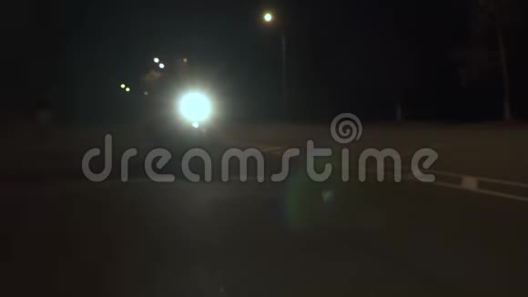 夜间骑摩托车的年轻人视频的预览图
