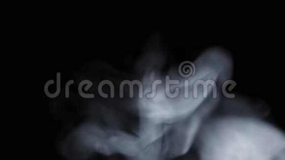 黑色背景上的烟雾不同的镜头理想的过渡使用卢马键缓慢和快速改变颜色与快速c视频的预览图
