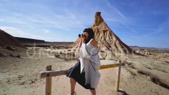 穿着沙漠传统服装带照相机的女孩视频的预览图
