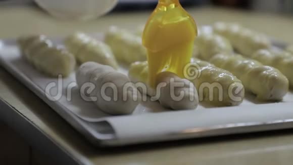 在面团里煮自制香肠抹上蛋黄视频的预览图