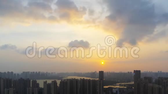 夏季武汉城市天际线日落的时间推移镜头视频的预览图
