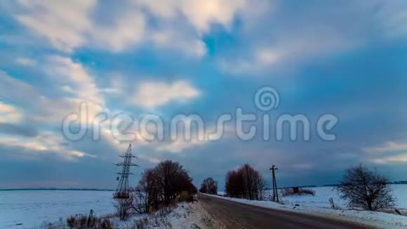 在田野里平静的冬日太阳从白云中望出去蓝天视频的预览图