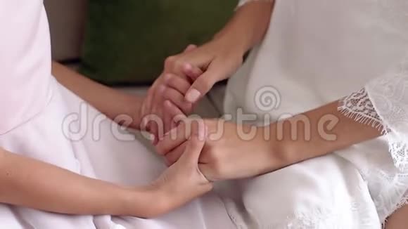 女孩牵着新娘的手视频的预览图