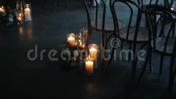 在椅子附近用美丽的花束点燃蜡烛视频的预览图