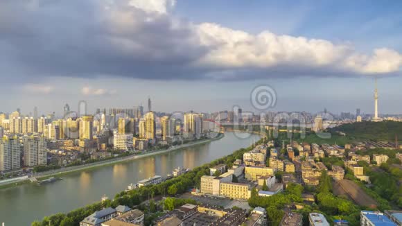 武汉城市天际线夏季日落景观的延时镜头视频的预览图