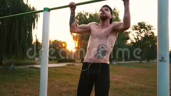 肌肉男在水平杆上做拉力视频的预览图
