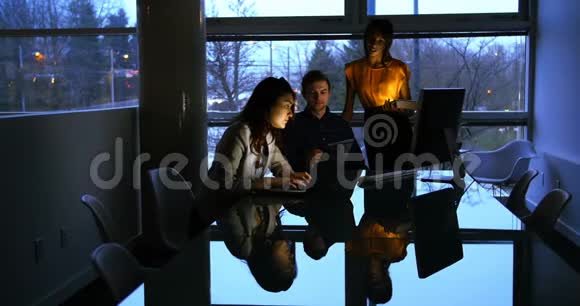 女性高管在笔记本电脑上工作同事之间相互交流视频的预览图