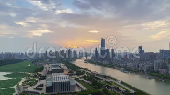夏季武汉城市天际线日落的时间推移镜头视频的预览图