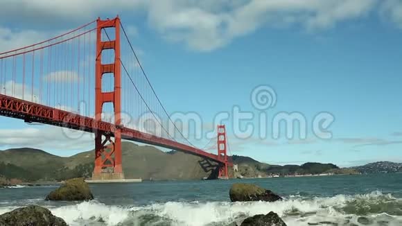 金门大桥和海浪海湾视频的预览图