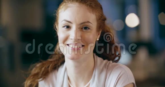 红头发的女人写着记事本的肖像企业业务团队工作办公会议高加索商人和视频的预览图