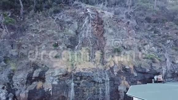 从顶部看瀑布录像一股水流下来从岩石上俯瞰瀑布视频的预览图