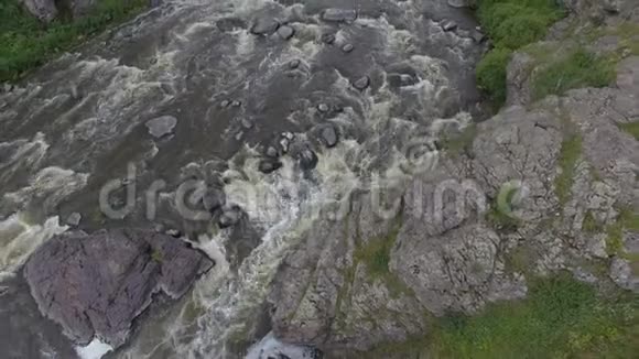 从河畔的岩石上射出视频的预览图