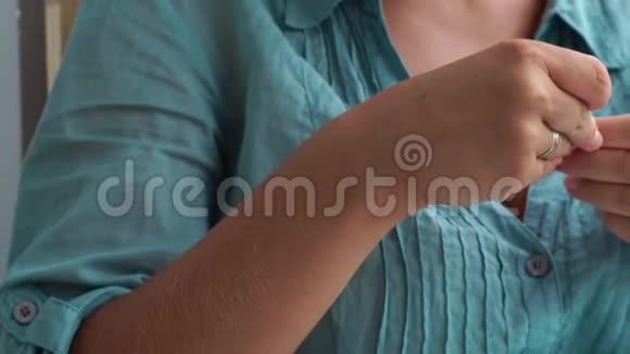 家美甲治疗和美甲护理理念女人用指甲文件做家庭指甲做你自己的女人视频的预览图